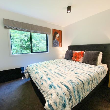 Modern 2-Bedroom Apartment 7-Mins Walk To 퀸즈타운 외부 사진