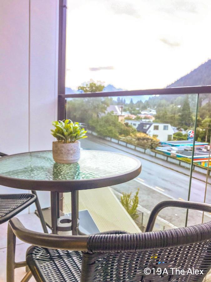 Modern 2-Bedroom Apartment 7-Mins Walk To 퀸즈타운 외부 사진