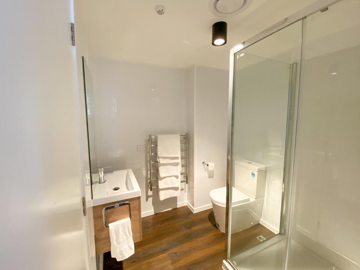 Modern 2-Bedroom Apartment 7-Mins Walk To 퀸즈타운 외부 사진