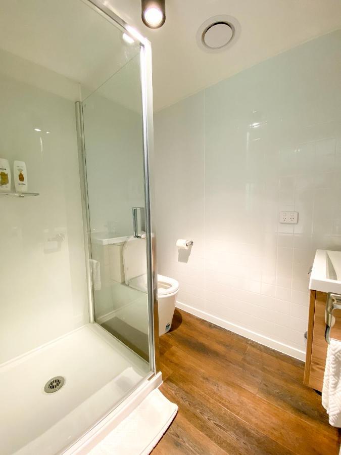 Modern 2-Bedroom Apartment 7-Mins Walk To 퀸즈타운 외부 사진